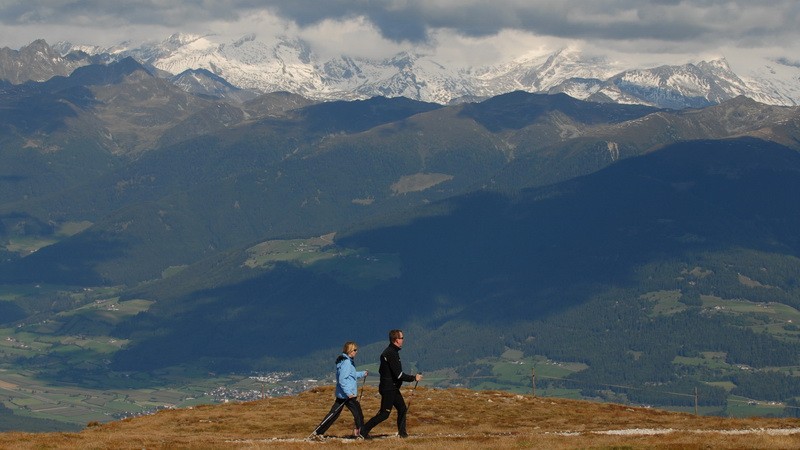 Nordic walking_muž a žena_prechádzka_hory